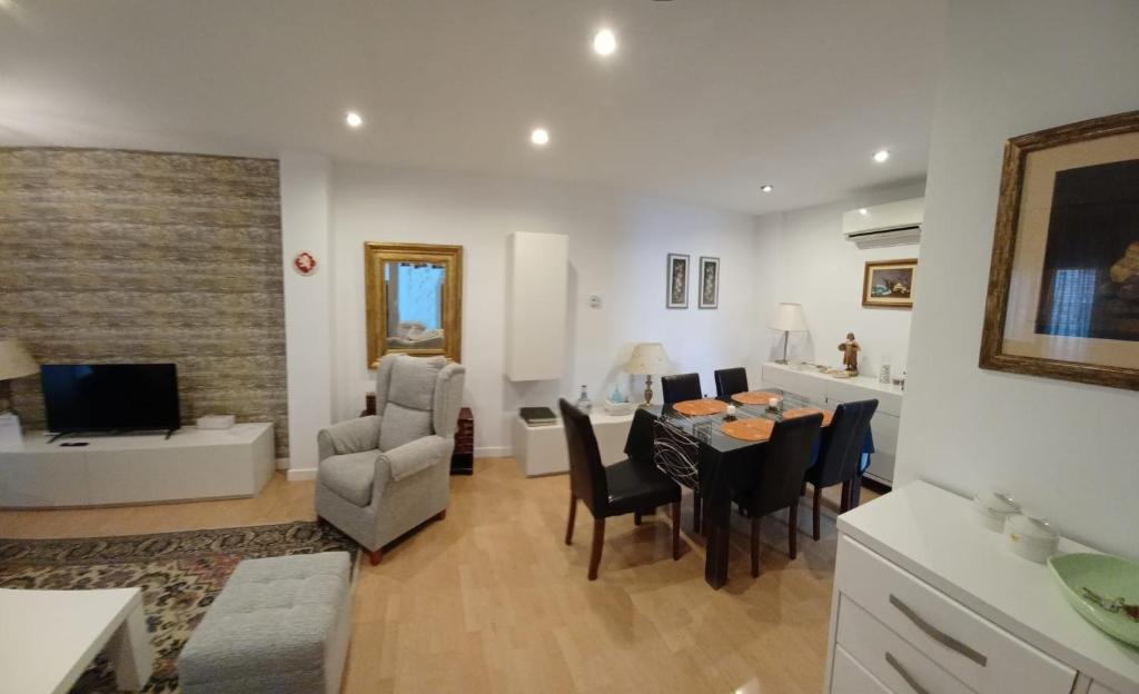 a living room with a table and a dining room at Reyno de Baeza in Baeza