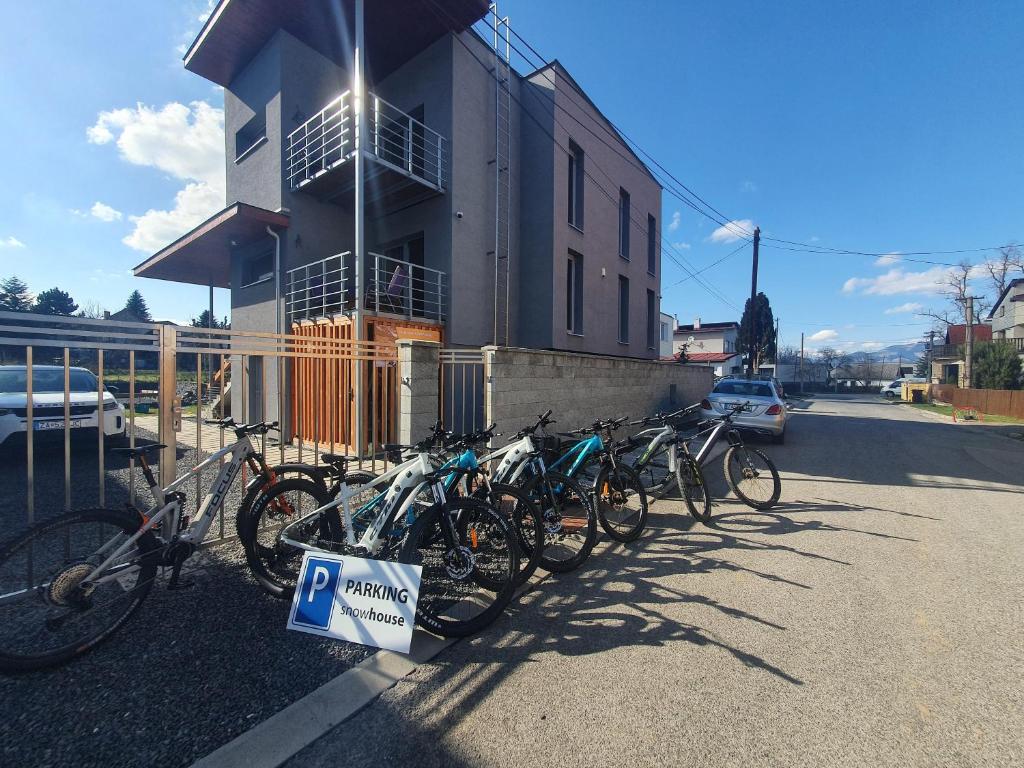 Fotografie z fotogalerie ubytování Snowhouse rodinné apartmány s balkónom 100m2 v destinaci Liptovský Mikuláš