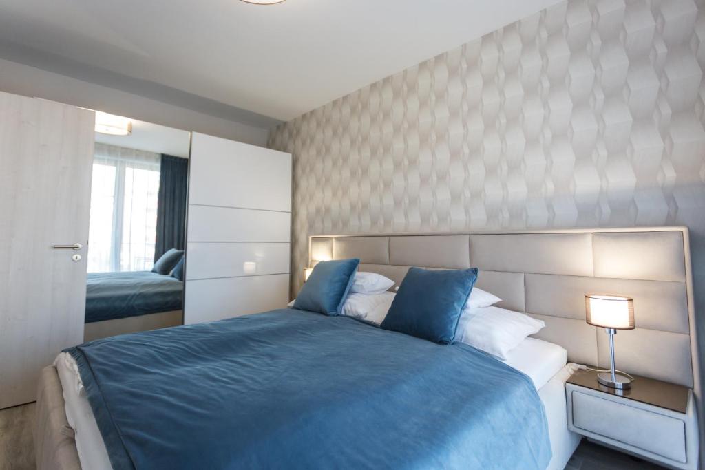 Łóżko lub łóżka w pokoju w obiekcie Coral Luxury Apartment