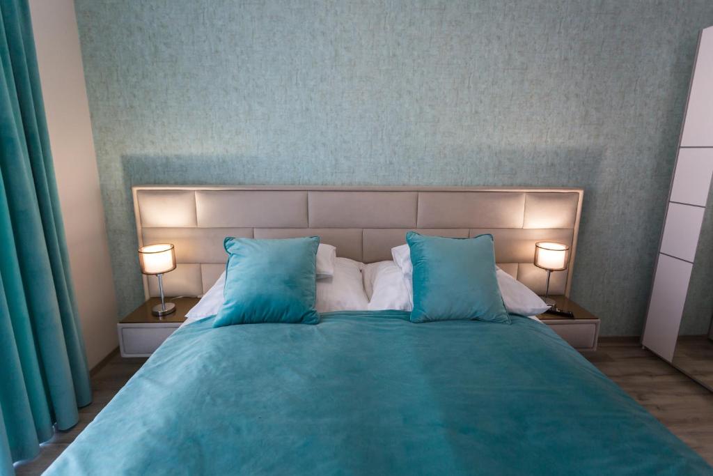 Łóżko lub łóżka w pokoju w obiekcie Coral Luxury Apartment