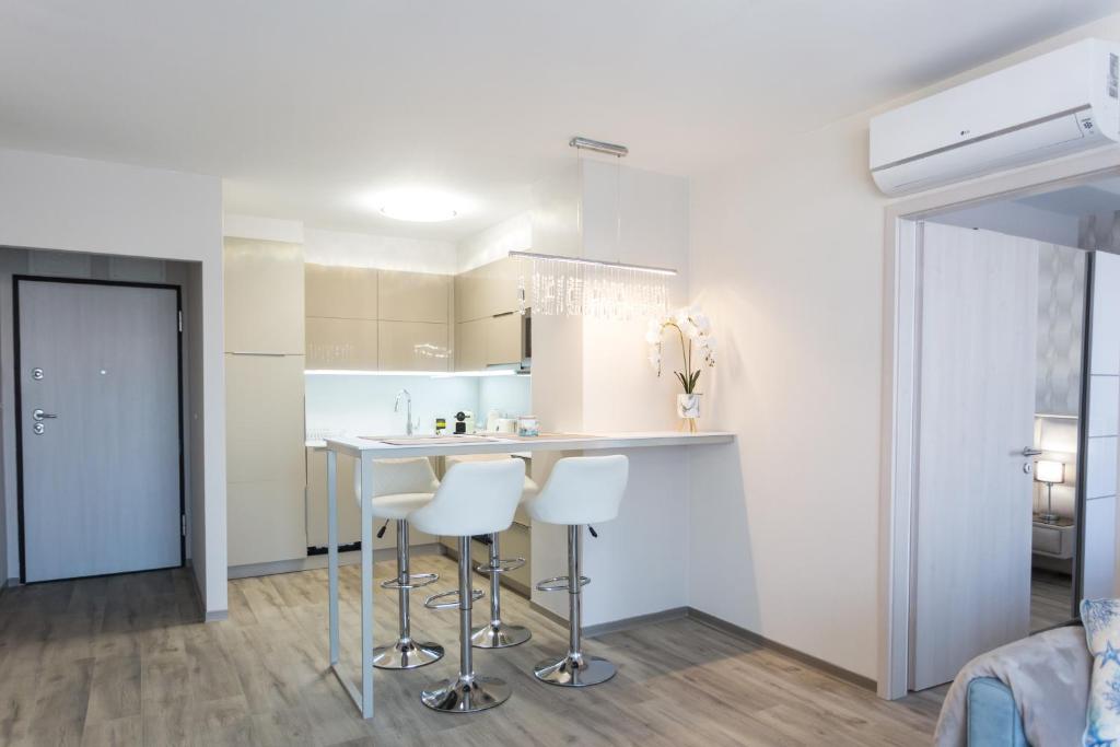 Kuchnia lub aneks kuchenny w obiekcie Coral Luxury Apartment