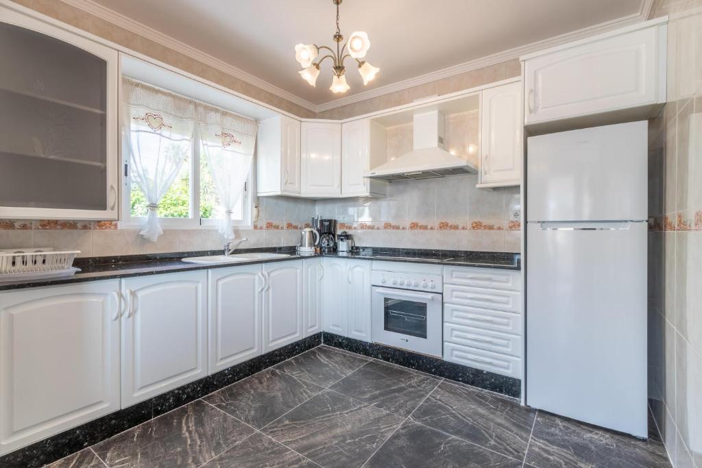 A kitchen or kitchenette at Villa Galicia