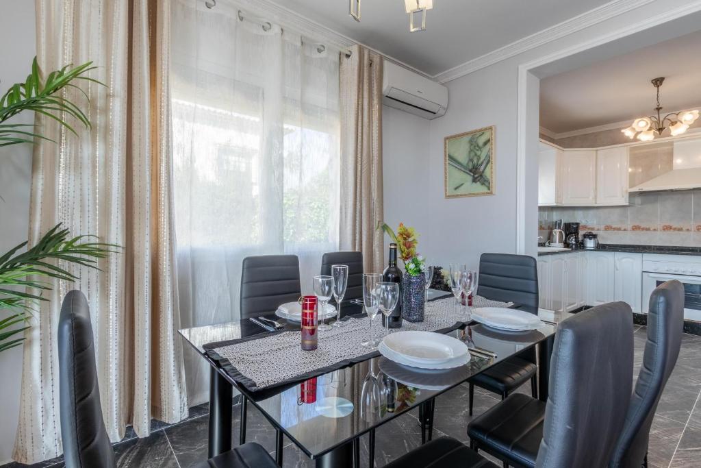 A kitchen or kitchenette at Villa Galicia