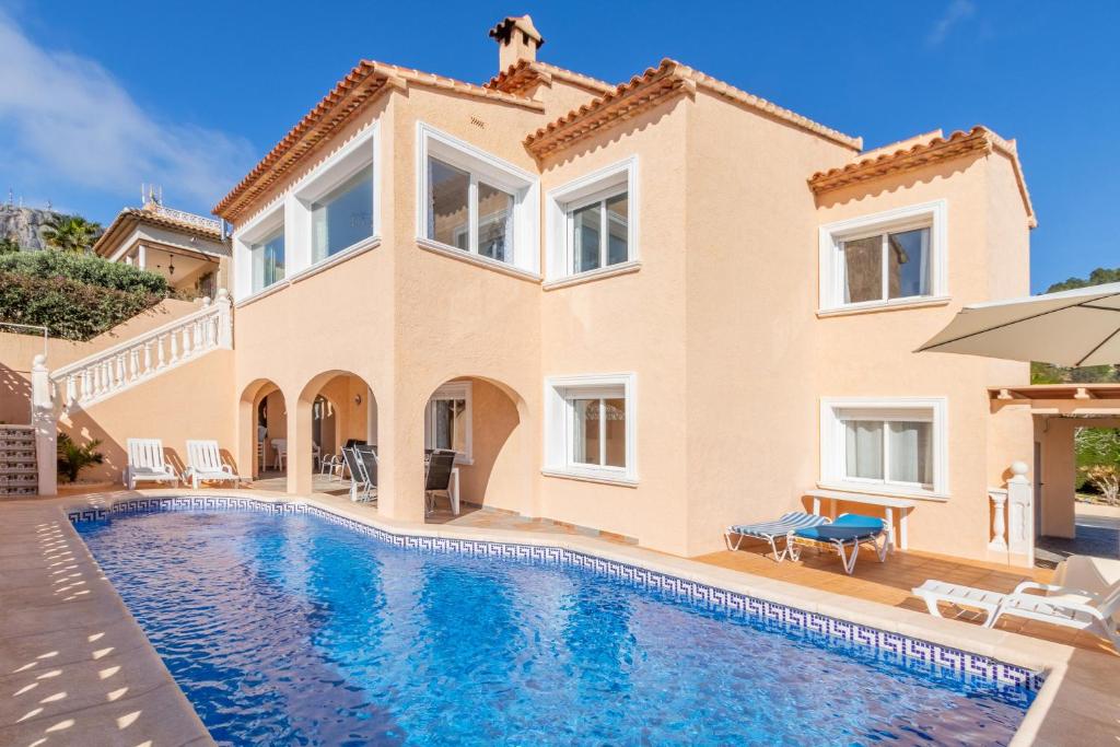 The swimming pool at or close to Villa Galicia