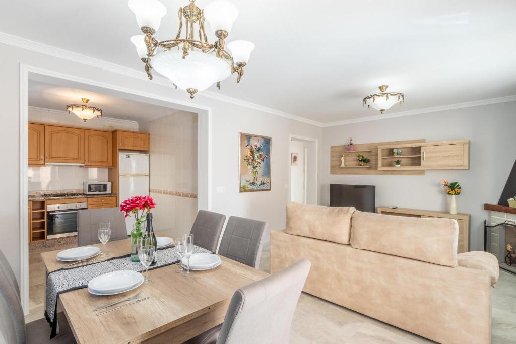 A kitchen or kitchenette at Villa Galicia