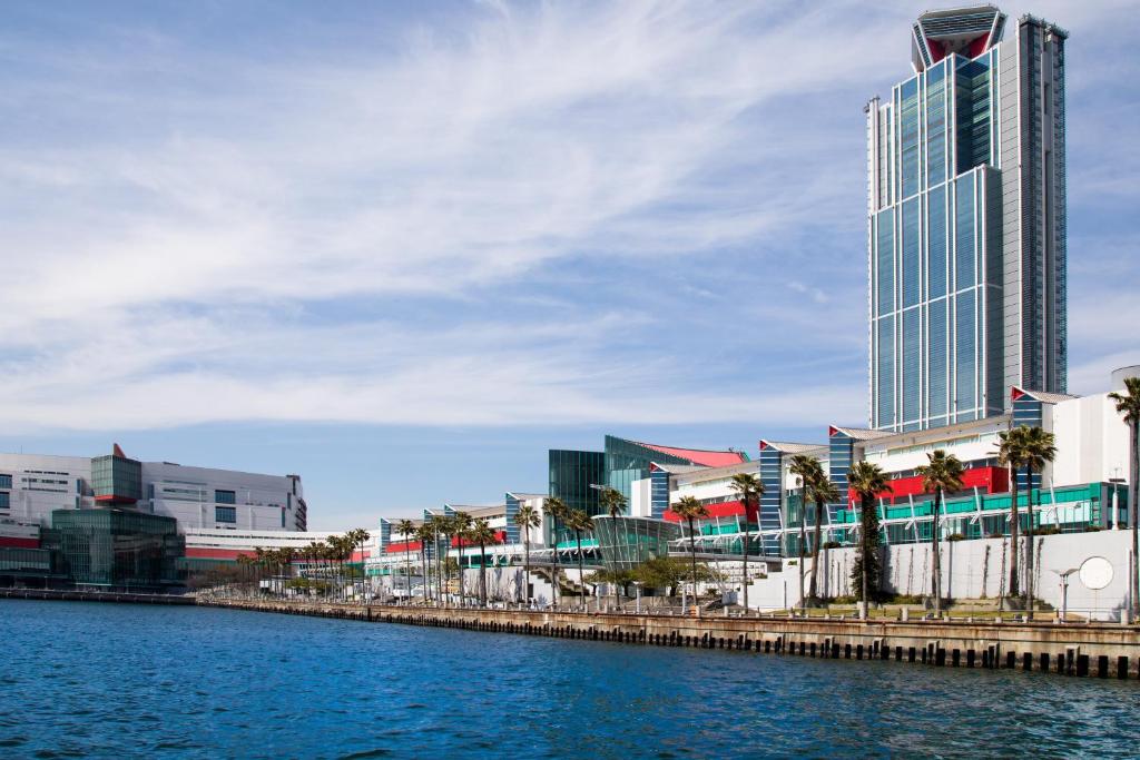 una città con un fiume e un edificio alto di Sakishima Cosmo Tower Hotel ad Osaka