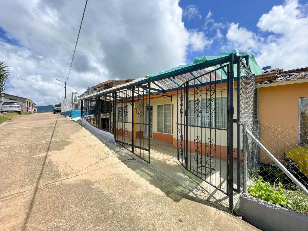 een gebouw met een poort aan de straatkant bij Casa Los Patios in Jericó