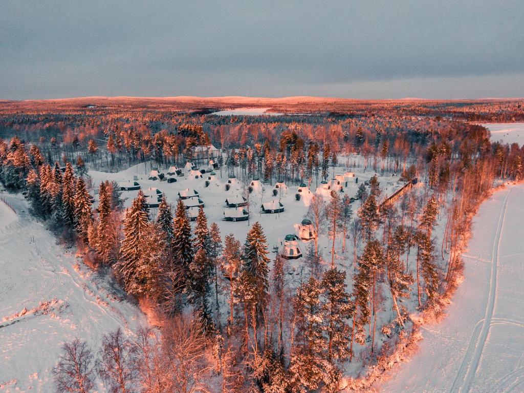 z powietrza widok na ośrodek narciarski na śniegu w obiekcie Apukka Resort w mieście Rovaniemi