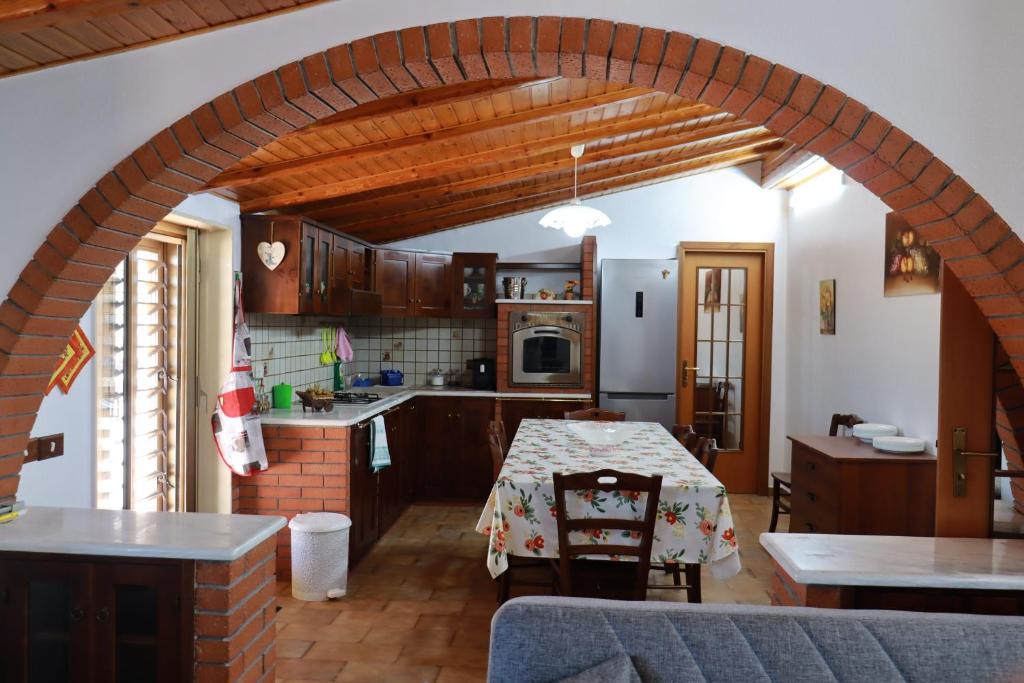 - une voûte dans une cuisine avec une table dans l'établissement Attico La Terrazza, à Viagrande
