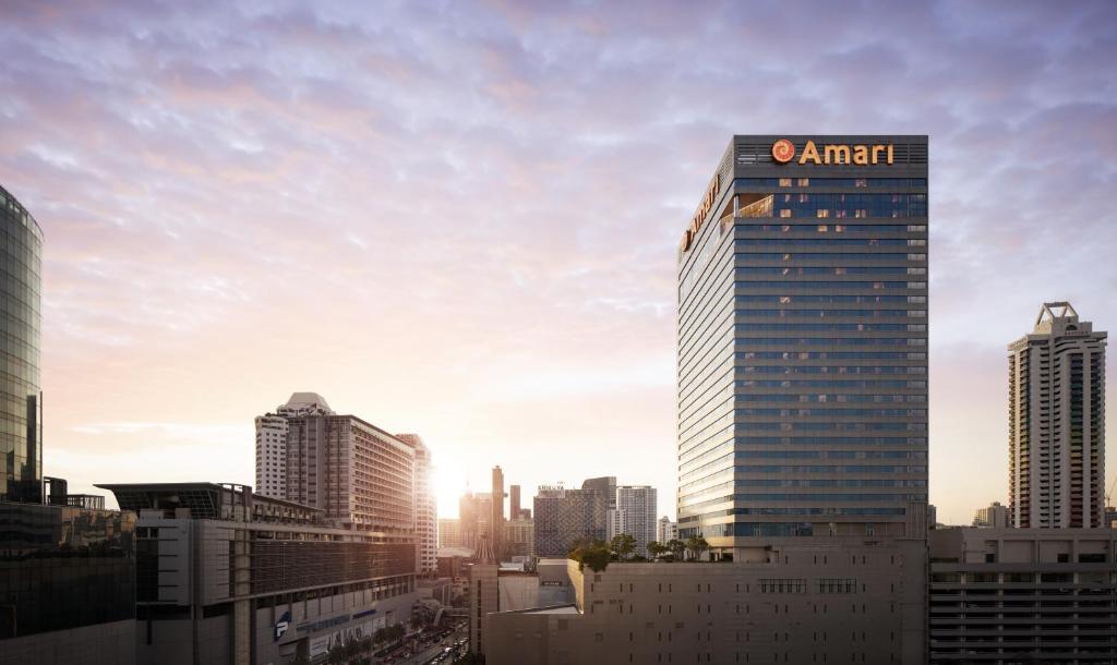 um edifício alto com um cartaz numa cidade em Amari Bangkok em Bangkok