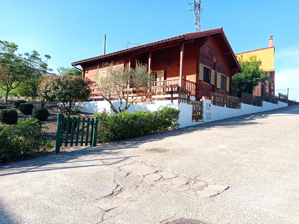 una casa con una recinzione di fronte di Vivienda de uso turístico Fuente Vilda VT-LR 0033 ad Alcanadre