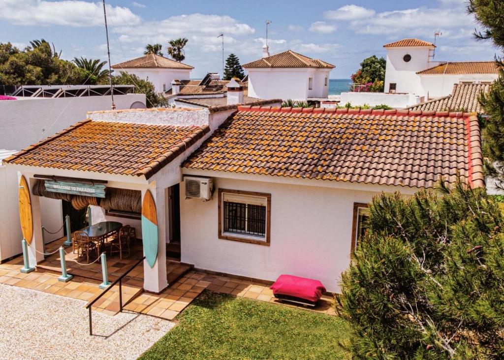 una pequeña casa blanca con vistas al océano en Chalet Novo Sancti Petri Surf House, en Chiclana de la Frontera