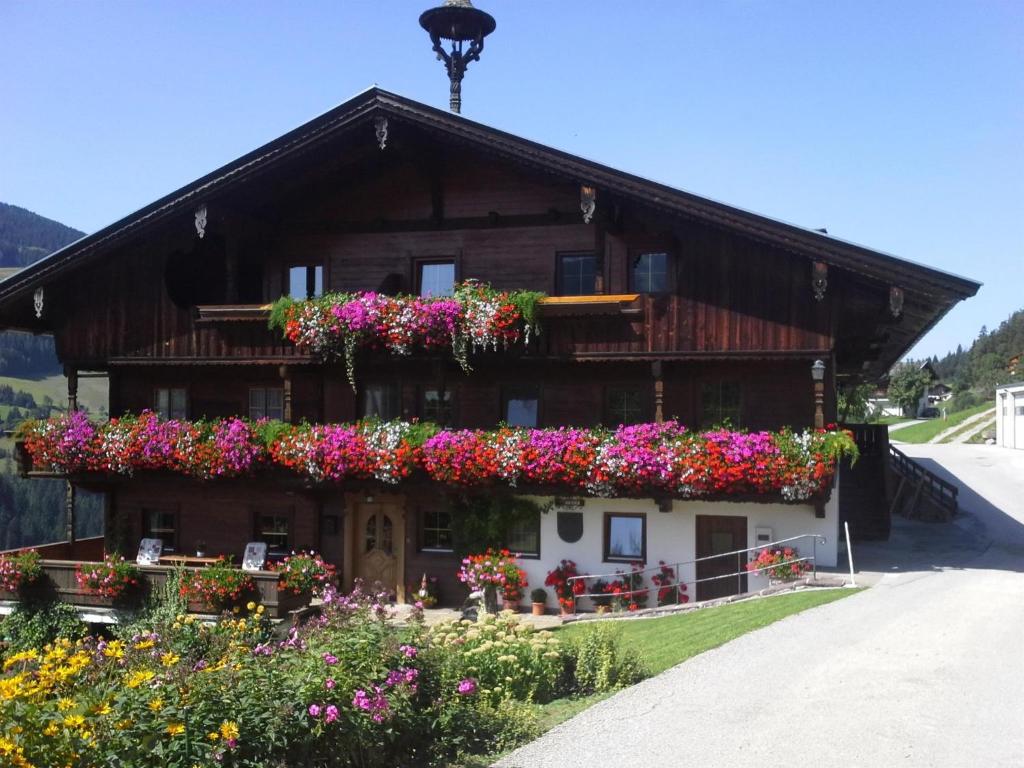 una casa con flores a un lado. en Gruberhof en Reith im Alpbachtal
