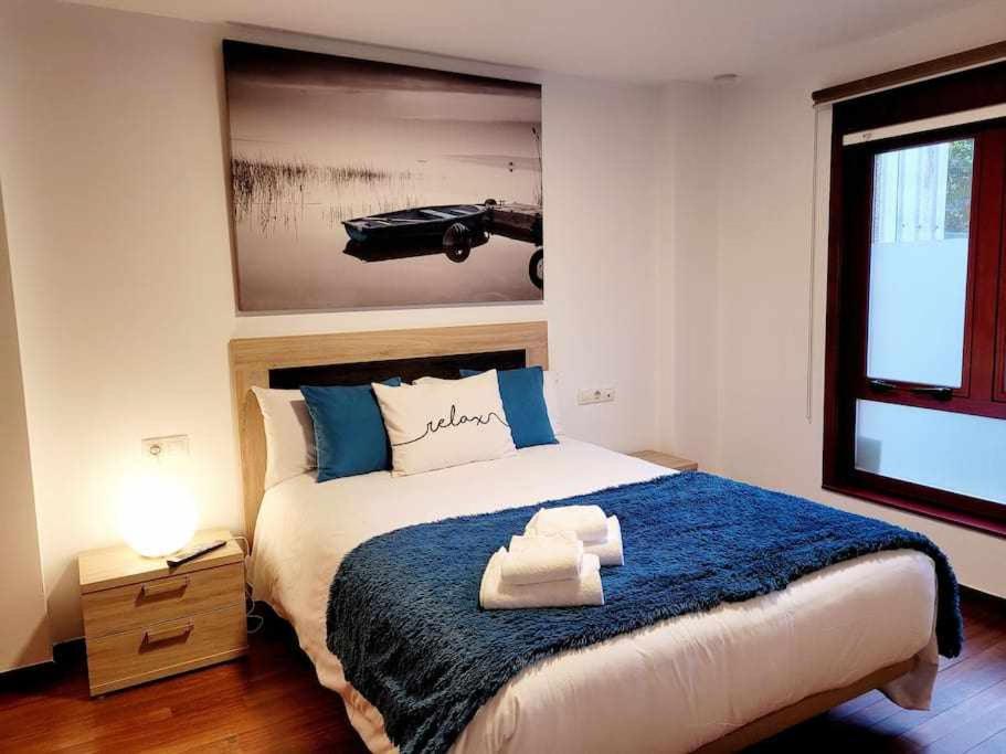 una camera da letto con un letto e due asciugamani di Piso cerca de Centro Ocio As Cancelas y Xunta a Santiago de Compostela