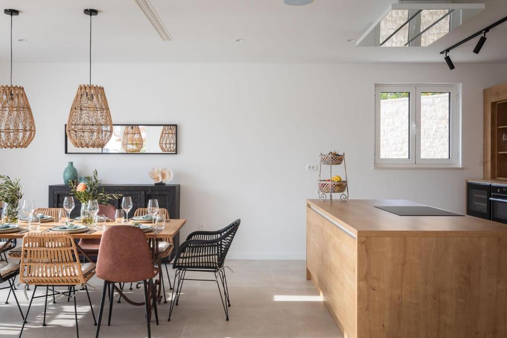 Kuchyňa alebo kuchynka v ubytovaní Luxury Villa Salvina