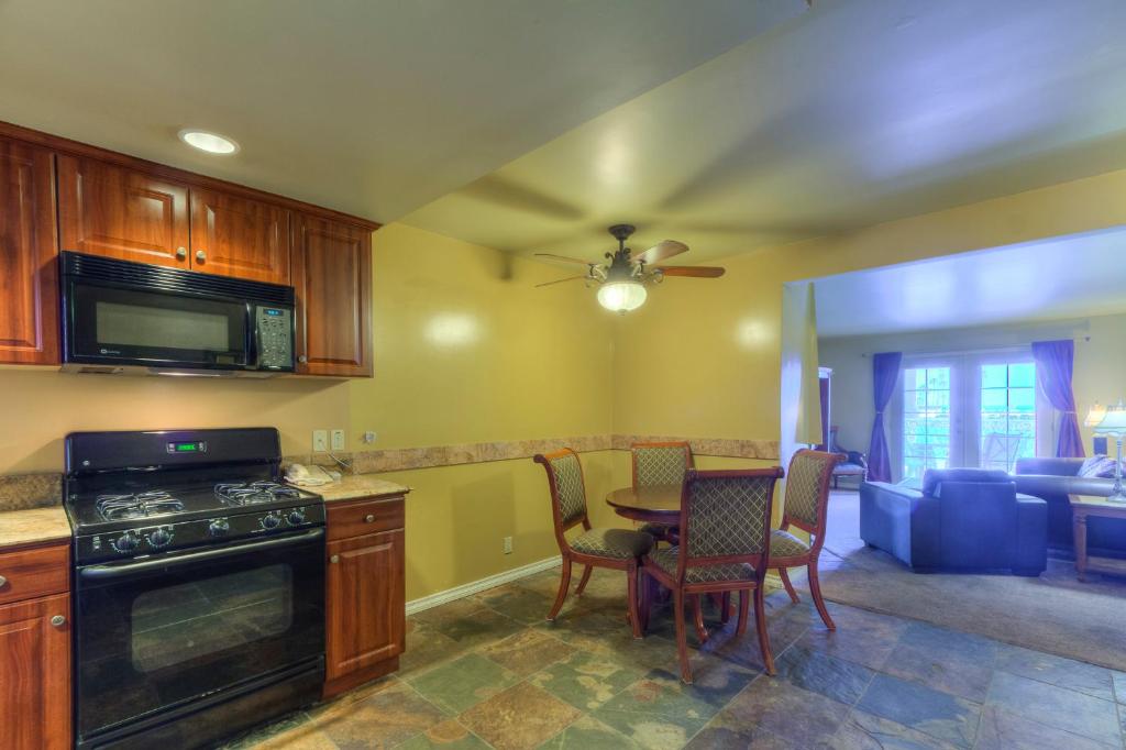 Oceanside Marina Suites - A Waterfront Hotel - 