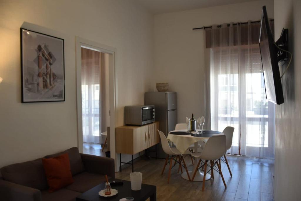 salon z kanapą i stołem w obiekcie Domus 127 Apartment Pompei w mieście Pompeje