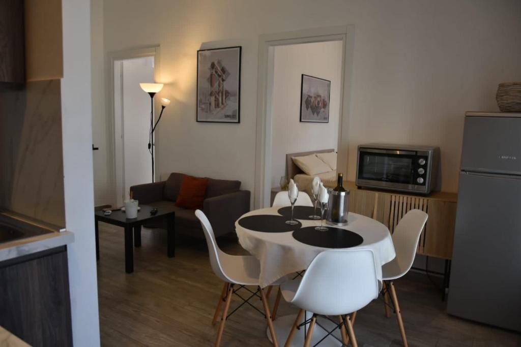 salon z białym stołem i krzesłami w obiekcie Domus 127 Apartment Pompei w mieście Pompeje