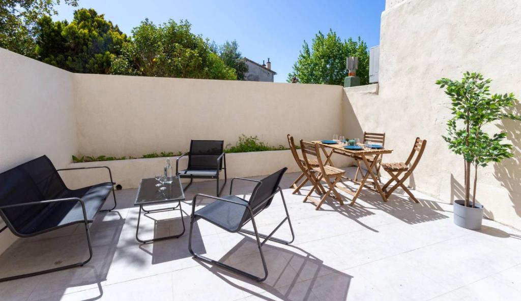 un patio avec des chaises et une table et une clôture dans l'établissement MaxBnb - CLIMATISÉ - Grand Studio 37m2 & terrasse 30m2 - Est, à Toulon