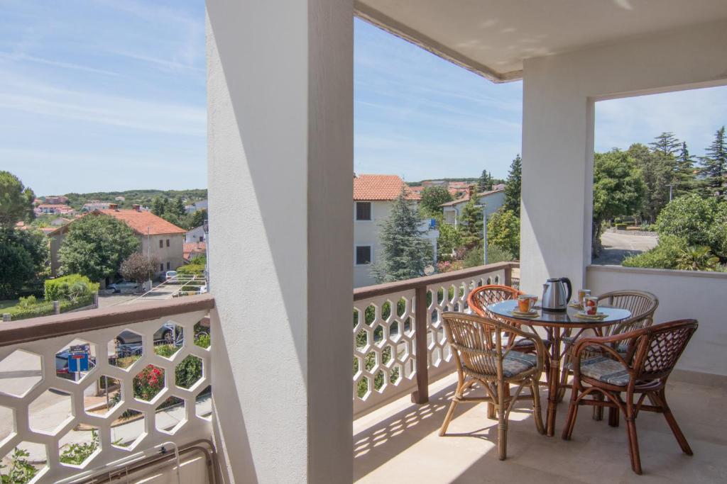 Balkón alebo terasa v ubytovaní Apartmani Dekanić Krk