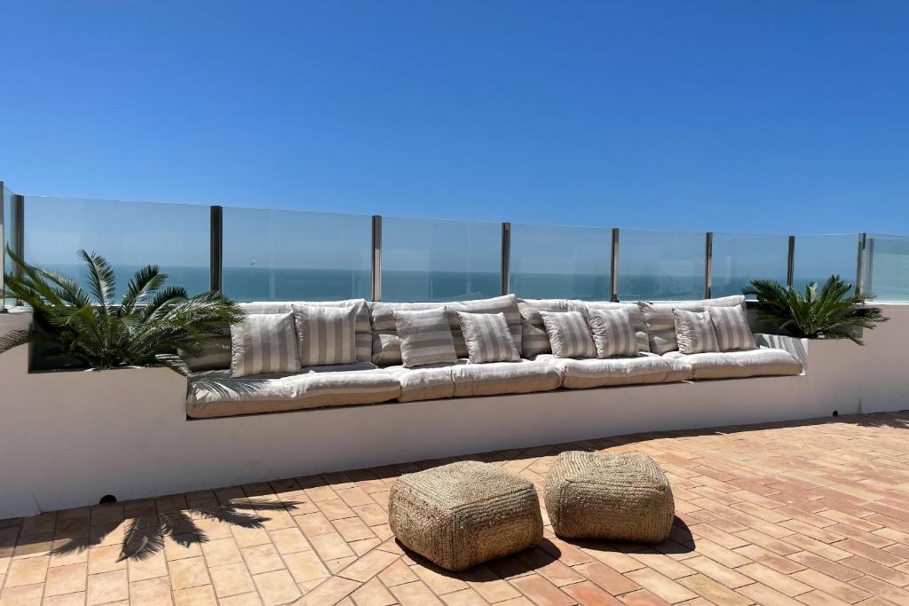 - un long canapé installé sur un mur avec vue dans l'établissement INFINITY Sunny Home by Cadiz4Rentals, à Cadix