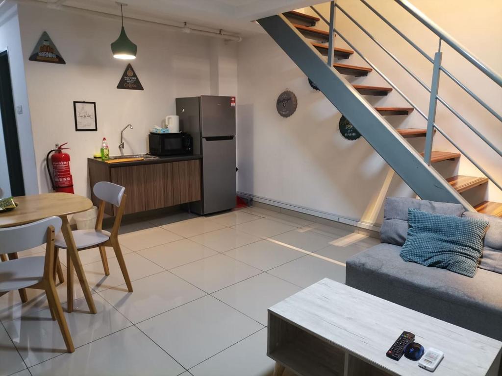 cocina y sala de estar con escalera en PINNACLE KELANA JAYA, en Petaling Jaya