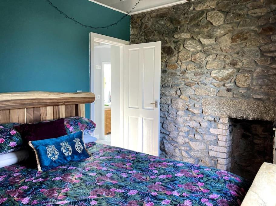 Cama ou camas em um quarto em The Old Railway House Cottage @ Carn Brea
