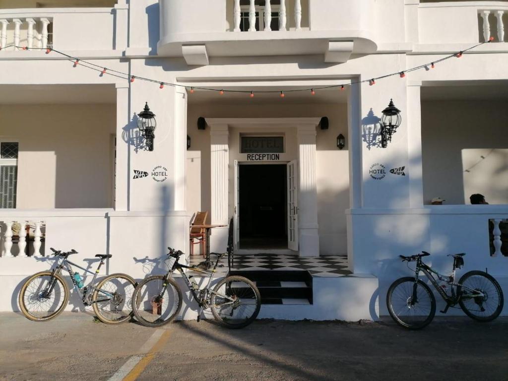 un gruppo di biciclette parcheggiate fuori da un edificio di Karoo Art Hotel a Barrydale