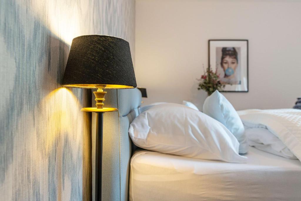 A bed or beds in a room at Apartments Traunkai Bad Ischl