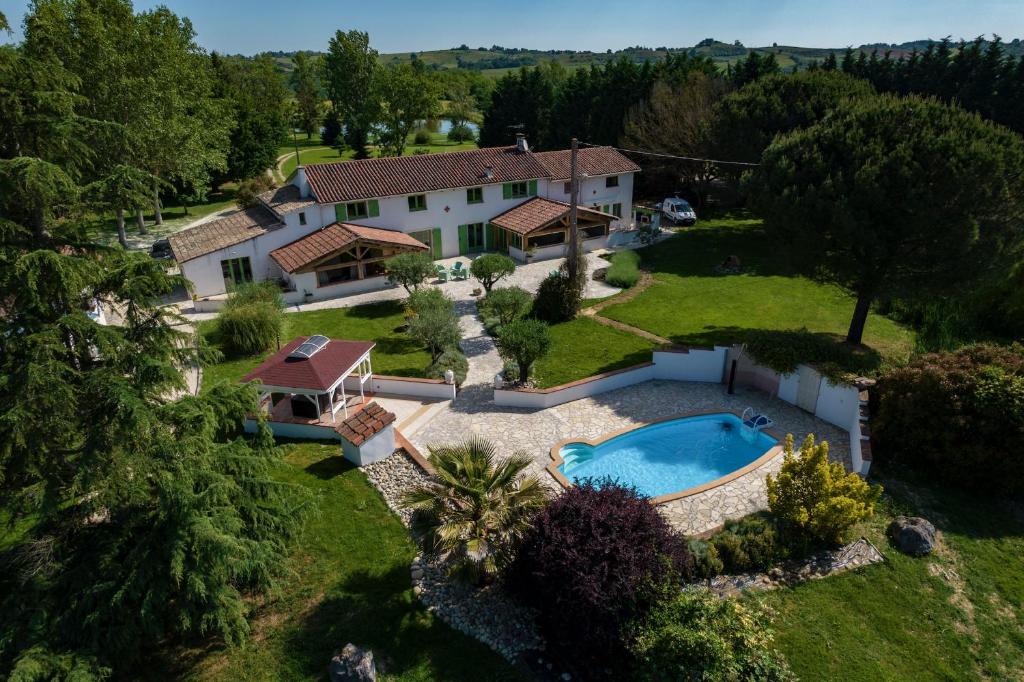 an aerial view of a house with a swimming pool at Au Temps Suspendu in Saint-Martin-dʼOydes