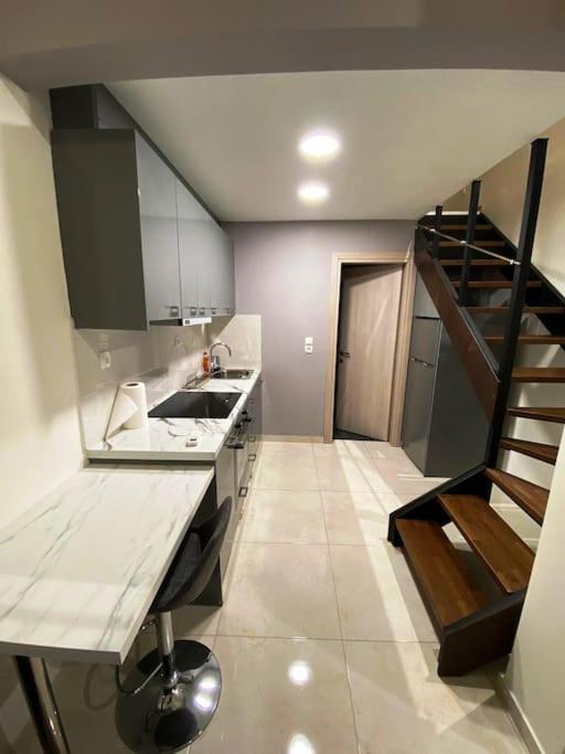 Kuchyňa alebo kuchynka v ubytovaní Luxury Loft Kalu Tsesme B