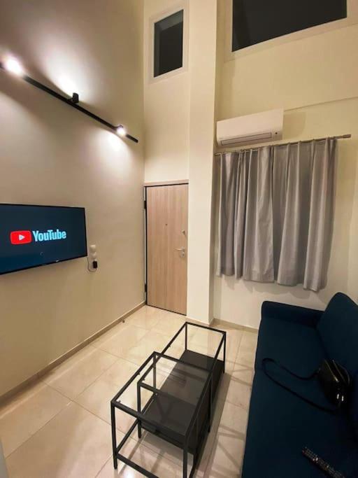 Televízia a/alebo spoločenská miestnosť v ubytovaní Luxury Loft Kalu Tsesme B