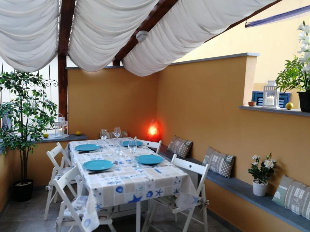 a dining room with a white table and chairs at La Terrazza sul Mare [ ☆☆☆☆☆ ] Monterosso in Monterosso al Mare