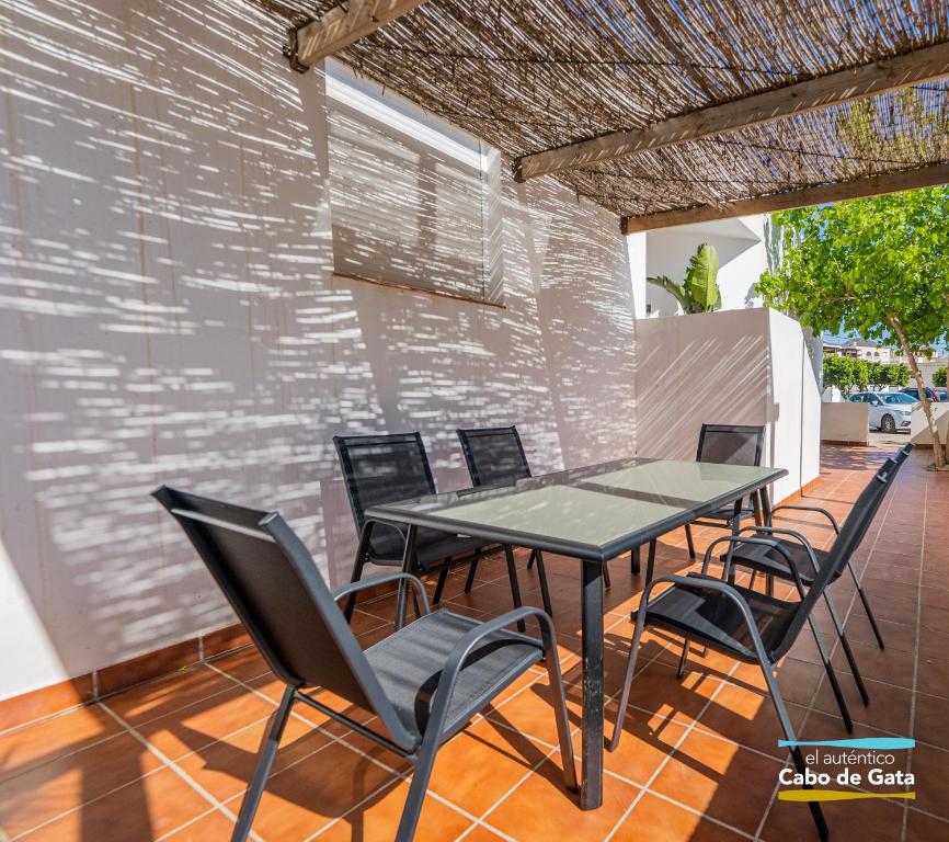 stół i krzesła na patio w obiekcie CALA ARENA-CARBON w mieście El Pozo de los Frailes