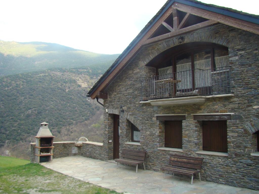 un edificio con balcone e vista sulle montagne di Àtic el Paller de Llau a Caregné