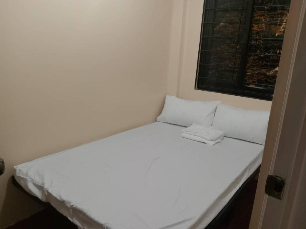 Postel nebo postele na pokoji v ubytování RedDoorz @ JJ & KAYE APARTMENT