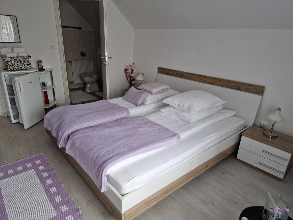 Postel nebo postele na pokoji v ubytování Sobe Ćuskić