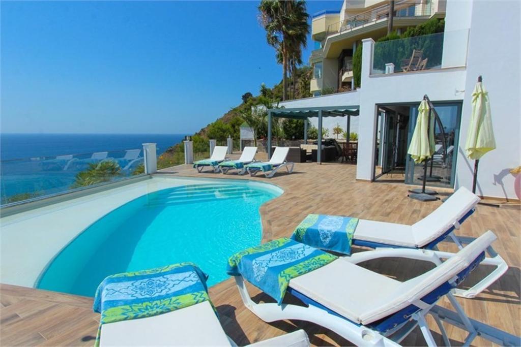 willa z basenem i leżakami w obiekcie Villa Jaz w mieście Torrox