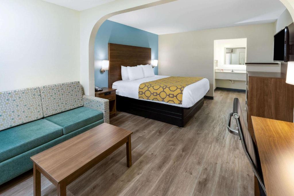 Tempat tidur dalam kamar di Baymont by Wyndham Biloxi - Ocean Springs