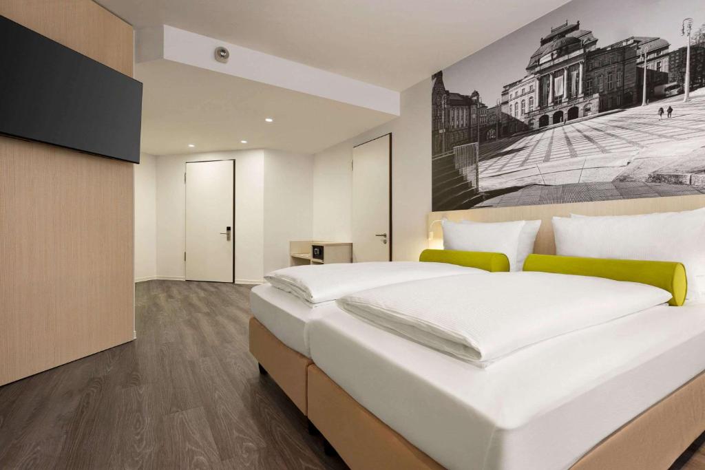 Postel nebo postele na pokoji v ubytování Super 8 by Wyndham Chemnitz