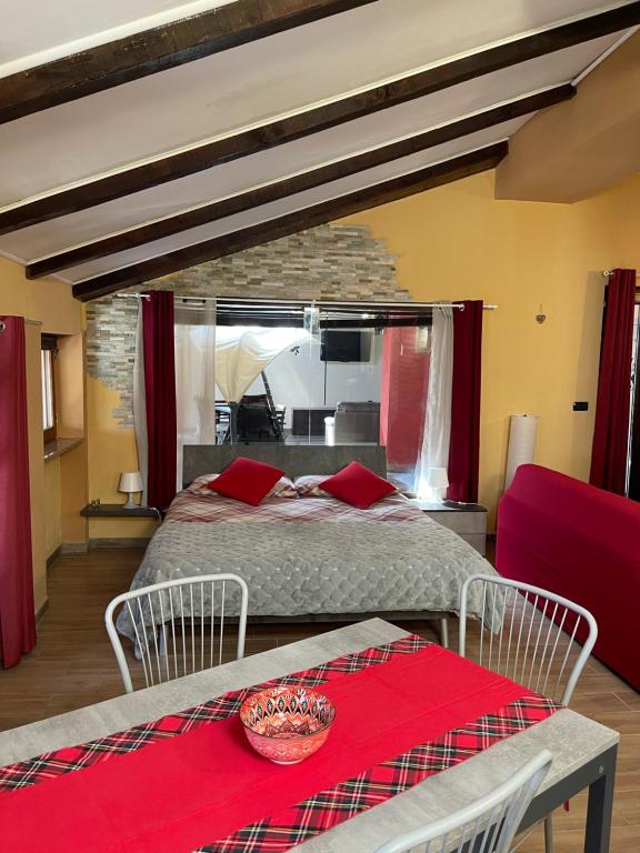 A seating area at 'La Buffa', Elegante appartamento a Giaveno by ConfirentHouse