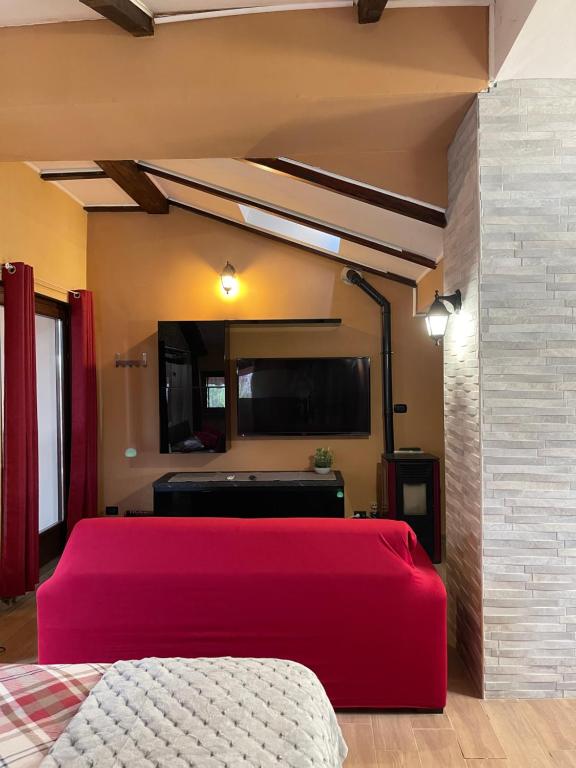 A television and/or entertainment centre at 'La Buffa', Elegante appartamento a Giaveno by ConfirentHouse