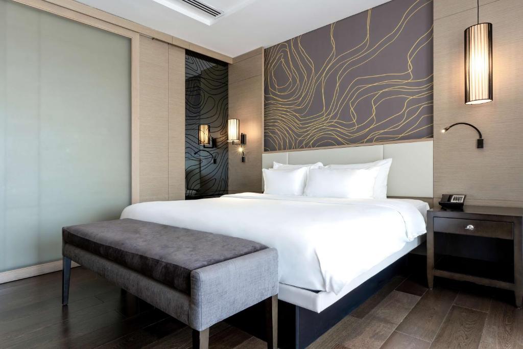 Postel nebo postele na pokoji v ubytování Radisson Collection Muscat, Hormuz Grand