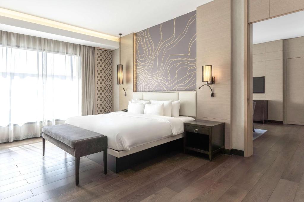Postel nebo postele na pokoji v ubytování Radisson Collection Muscat, Hormuz Grand