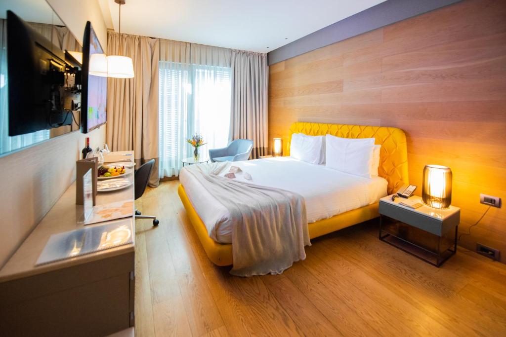 رزرو هتل، Dosso Dossi Hotels & Spa Downtown | 09197245267