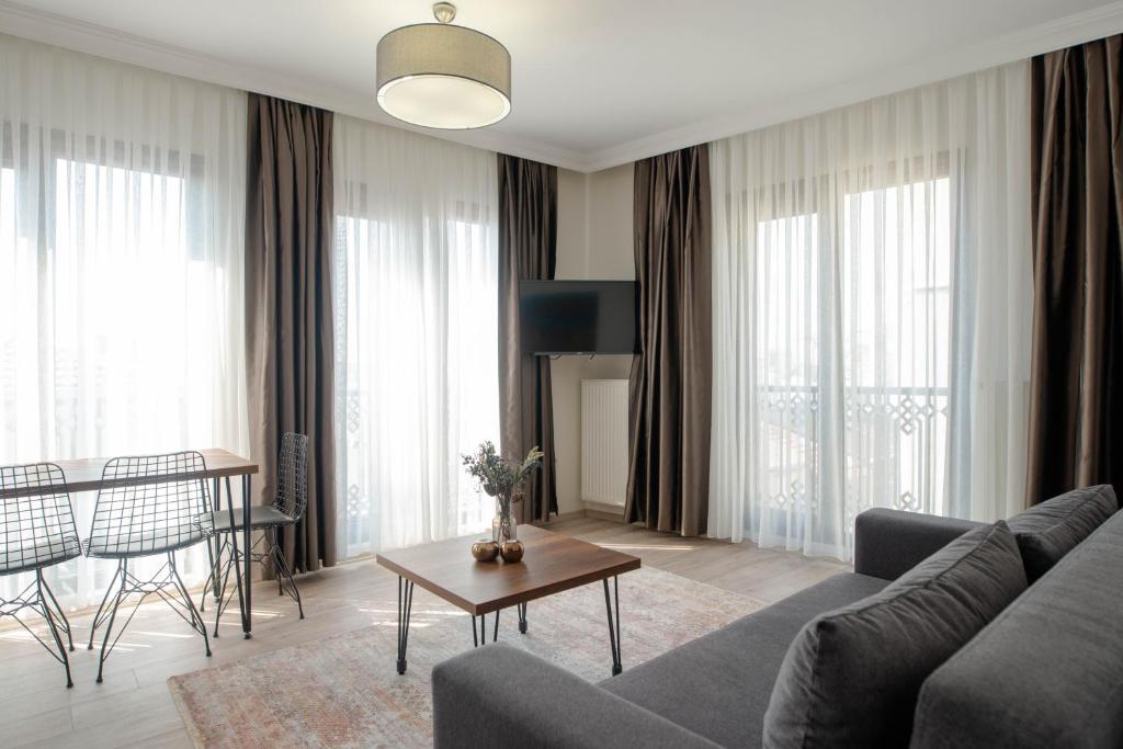 ein Wohnzimmer mit einem Sofa und einem Tisch in der Unterkunft Taksim 11 Suites in Istanbul