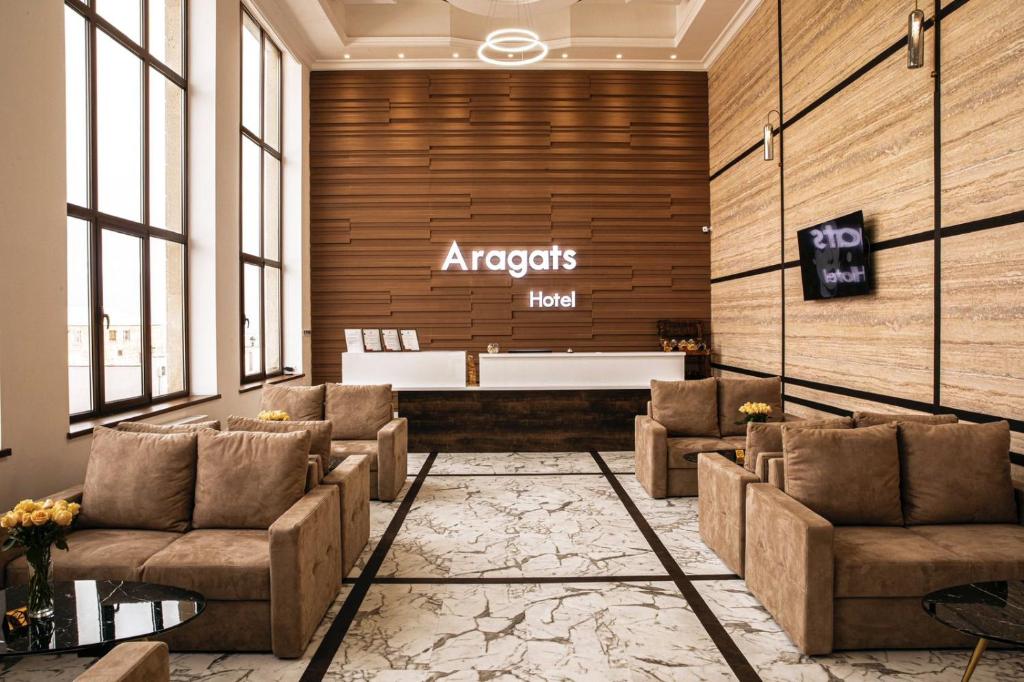 - un hall avec des canapés et une salle d'attente avec un panneau d'aania dans l'établissement Aragats Hotel, à Aragats