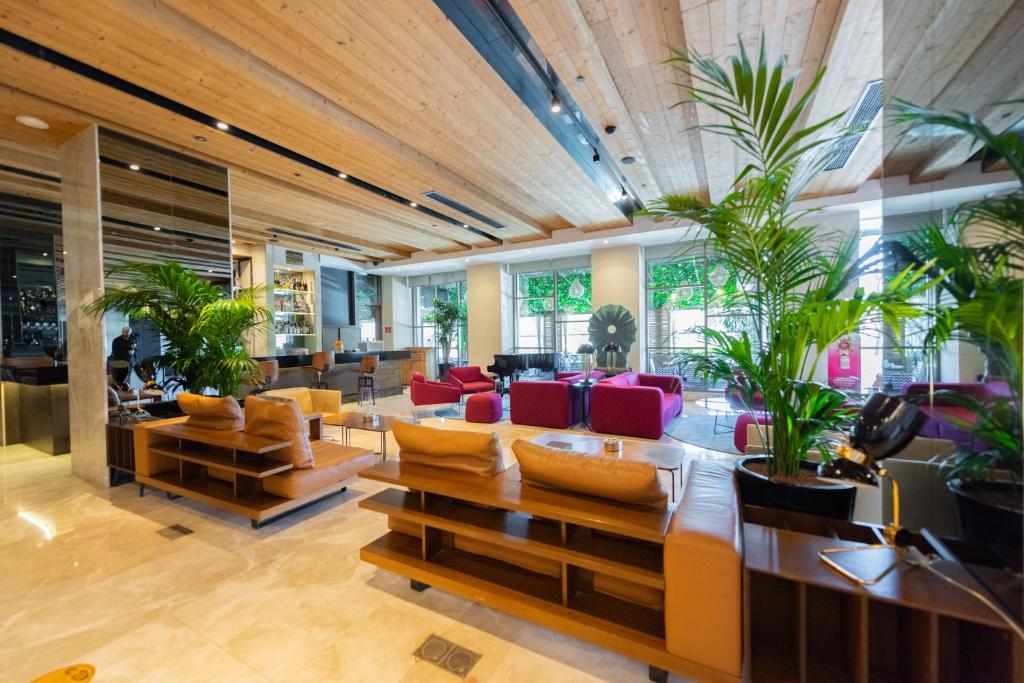 Uma área de estar em Dosso Dossi Hotels & SPA Downtown