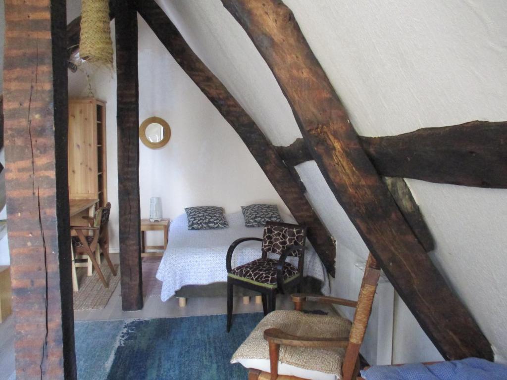 ディエップにあるl'Epéeのベッドと椅子付きの屋根裏部屋