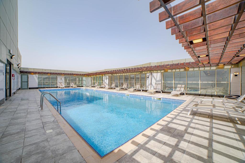 Bazén v ubytování Platinum Coast Hotel Apartments nebo v jeho okolí